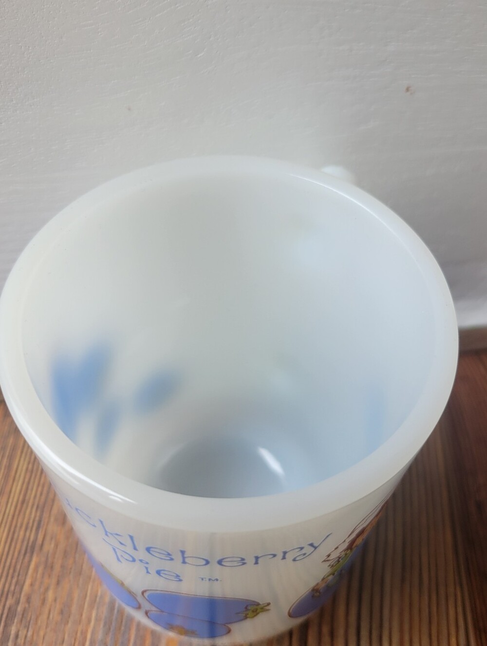 Vintage 1980s Anchor Hocking Huckleberry Pie Milk Glass Coffee Mug - Picture 2 of 7